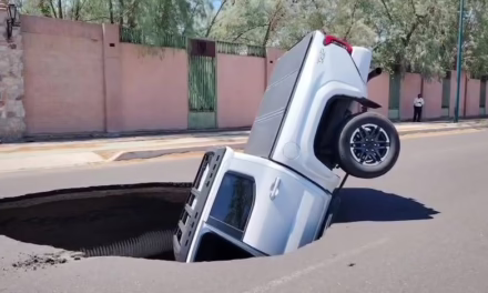 Video:Enorme socavón se traga camioneta en Hermosillo, Sonora