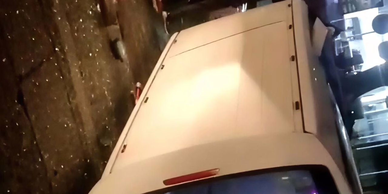 Volcadura de combi de pasajeros frente al Teatro del Estado moviliza a cuerpos de emergencia