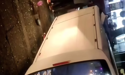 Volcadura de combi de pasajeros frente al Teatro del Estado moviliza a cuerpos de emergencia