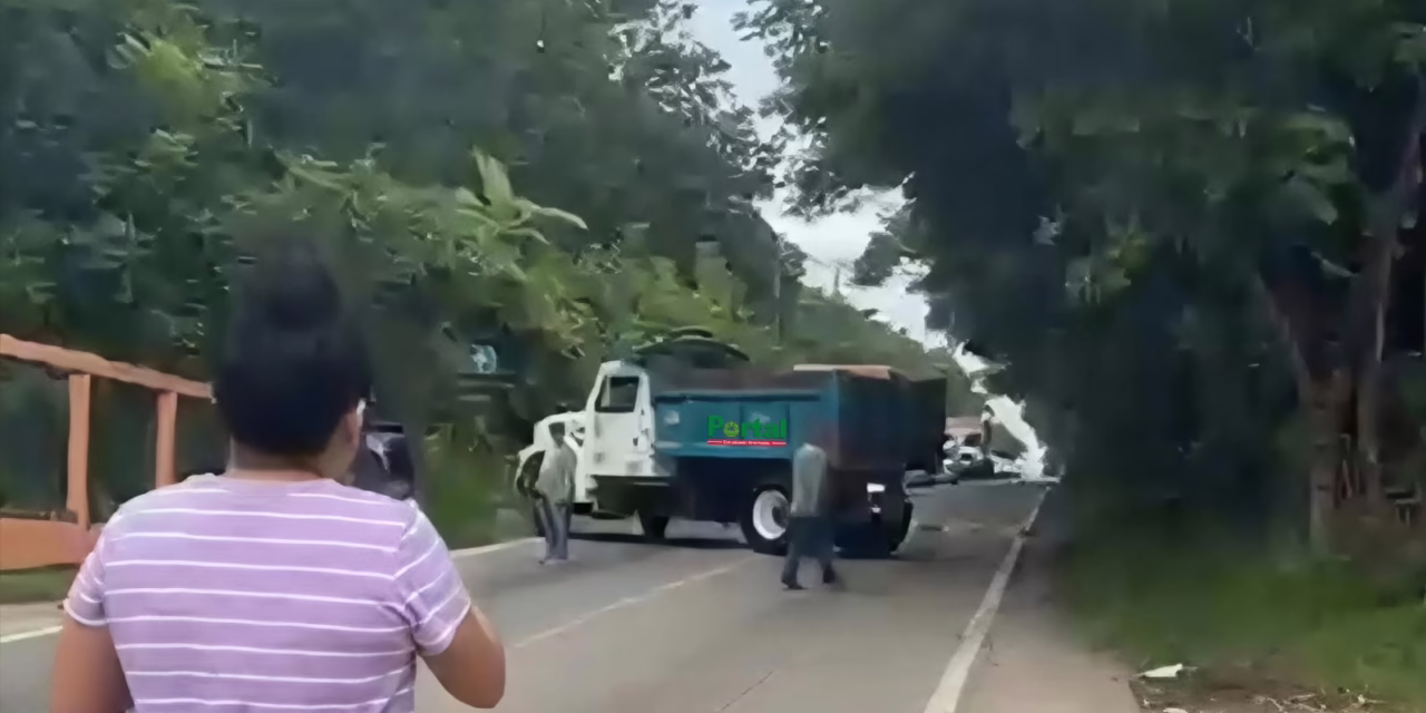 Manifestantes bloquean la carretera Las Trancas-Coatepec