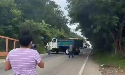 Manifestantes bloquean la carretera Las Trancas-Coatepec