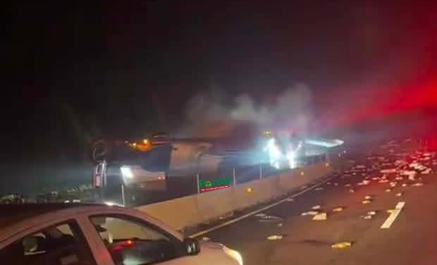 ​Volcadura de doble remolque desata rapiña en la autopista Xalapa-Perote