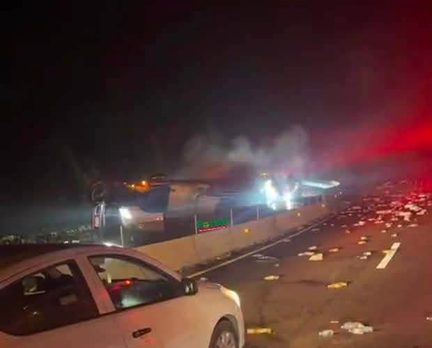 ​Volcadura de doble remolque desata rapiña en la autopista Xalapa-Perote