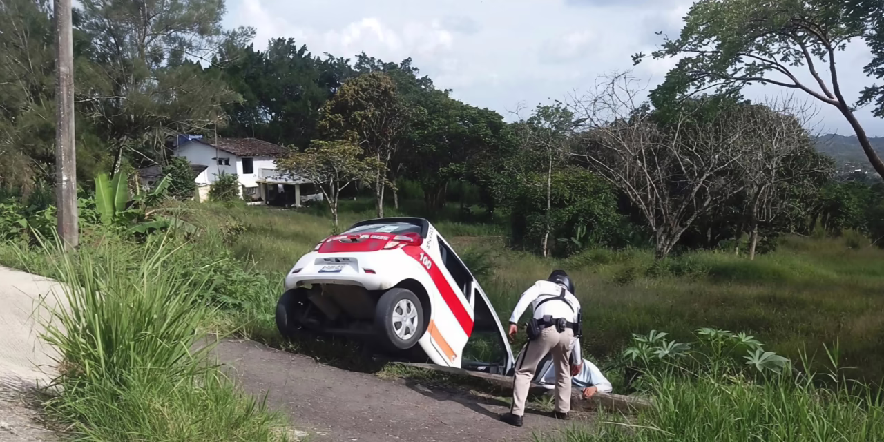 Taxi sufre percance y termina semivolcado en la carretera Las Trancas – Coatepec