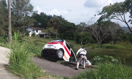 Taxi sufre percance y termina semivolcado en la carretera Las Trancas – Coatepec
