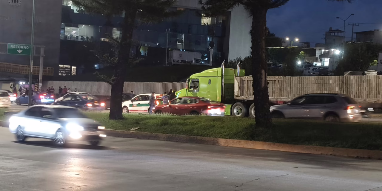 Choque entre tráiler y taxi en la avenida Lázaro Cárdenas
