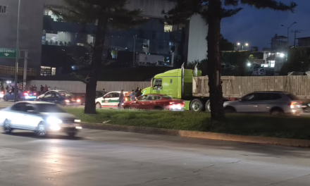 Choque entre tráiler y taxi en la avenida Lázaro Cárdenas