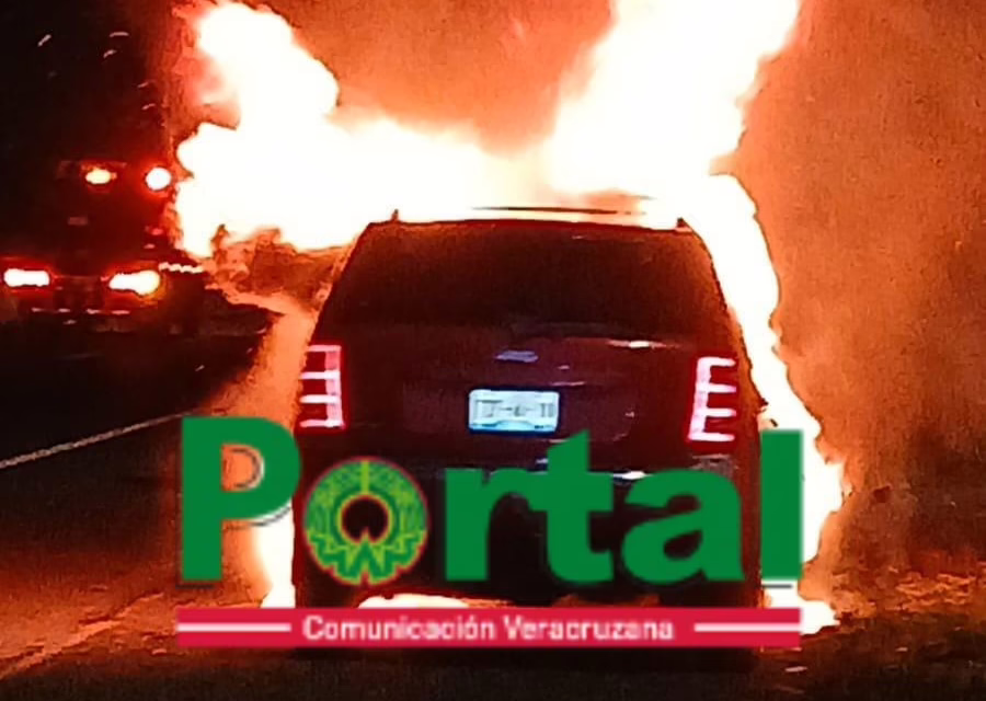 Se incendia camioneta en la carretera Xalapa-Veracruz; reportan solo daños materiales