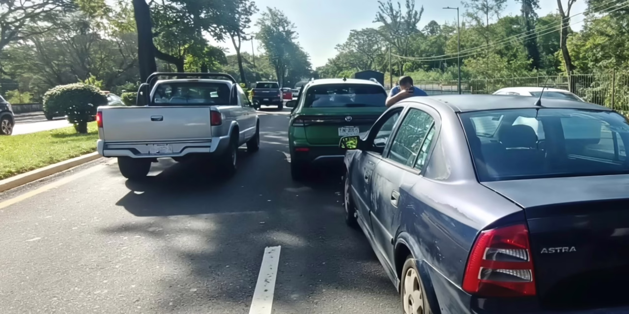 Choque en la carretera Xalapa-Veracruz a la altura de Garnica genera tráfico vehícular