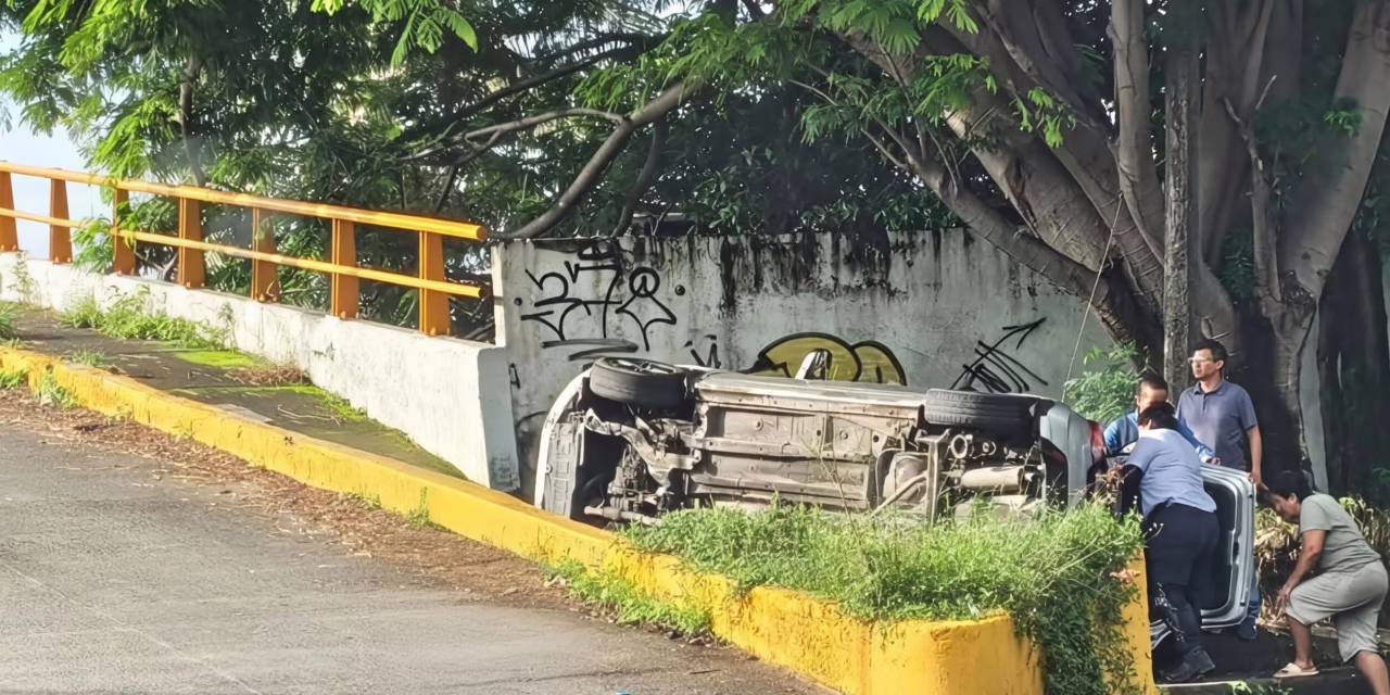 Volcadura en la subida del puente Jiménez deja dos lesionados en Veracruz