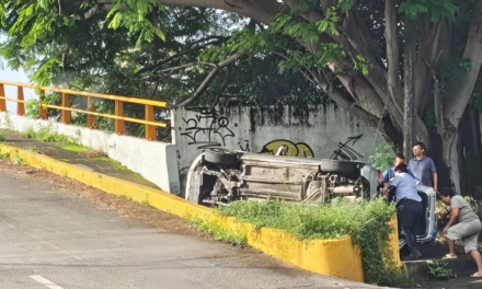 Volcadura en la subida del puente Jiménez deja dos lesionados en Veracruz