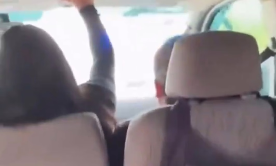 Video: Chofer de una combi intentó escapar de la policía con todo y pasaje en Querétaro