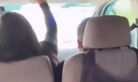 Video: Chofer de una combi intentó escapar de la policía con todo y pasaje en Querétaro
