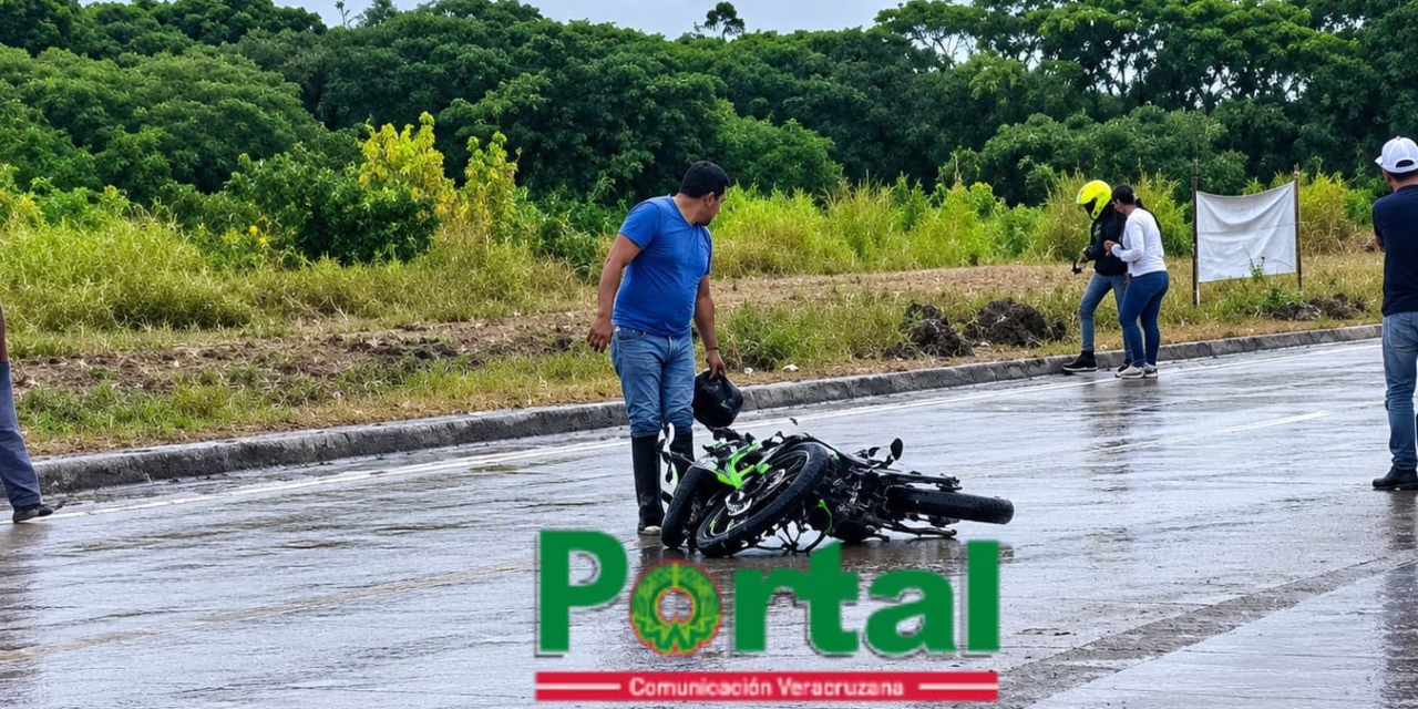 Accidente en la carretera Las Trancas-Coatepec: Motociclista derrapa a la altura de Terranova