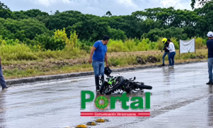 Accidente en la carretera Las Trancas-Coatepec: Motociclista derrapa a la altura de Terranova