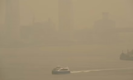 Nueva York permanece cubierta por el humo de los incendios forestales de Canadá.