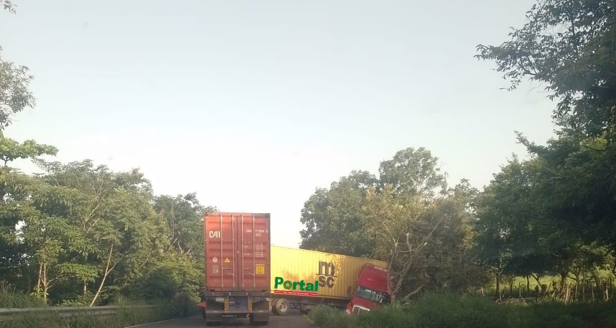 Tráiler se descuadra en la carretera Cardel-Poza Rica y bloquea la circulación; no se reportan lesionados