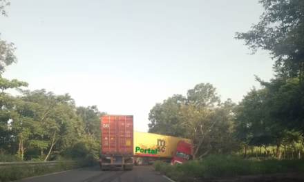 Tráiler se descuadra en la carretera Cardel-Poza Rica y bloquea la circulación; no se reportan lesionados