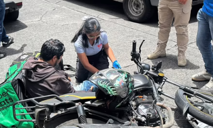​Accidente en el Centro de Xalapa deja a un motociclista lesionado y caos vial