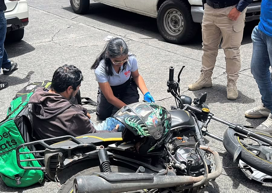 ​Accidente en el Centro de Xalapa deja a un motociclista lesionado y caos vial