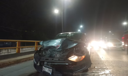 Accidente vial en la avenida Lázaro Cárdenas moviliza a cuerpos de emergencia
