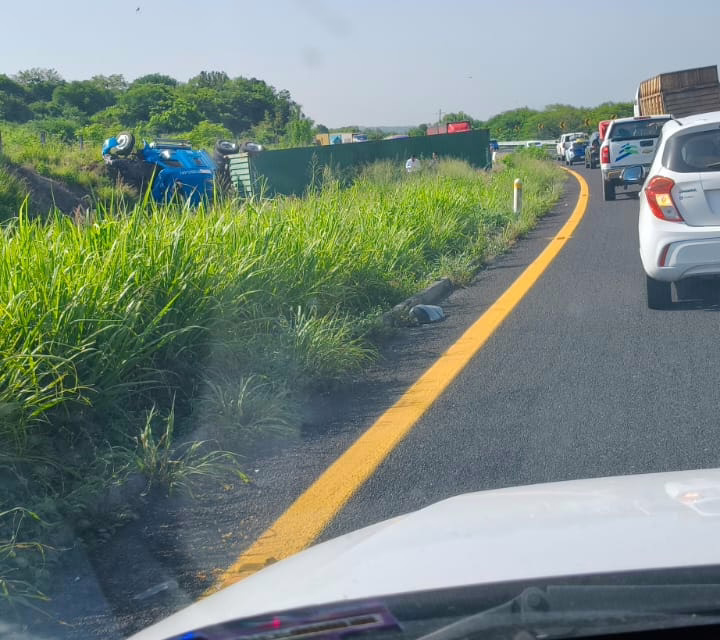 Tráiler se accidenta en la carretera Xalapa-Veracruz.