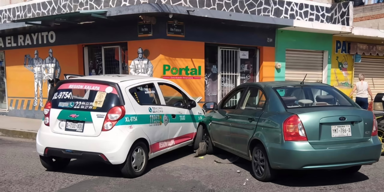 Choque entre taxi y auto particular en la calle Río Nilo de Xalapa 
