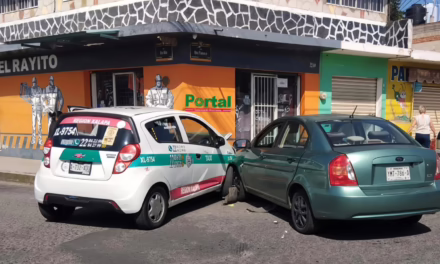 Choque entre taxi y auto particular en la calle Río Nilo de Xalapa 