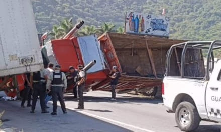 Choque múltiple y volcadura provoca caos en la autopista Orizaba-Ciudad Mendoza
