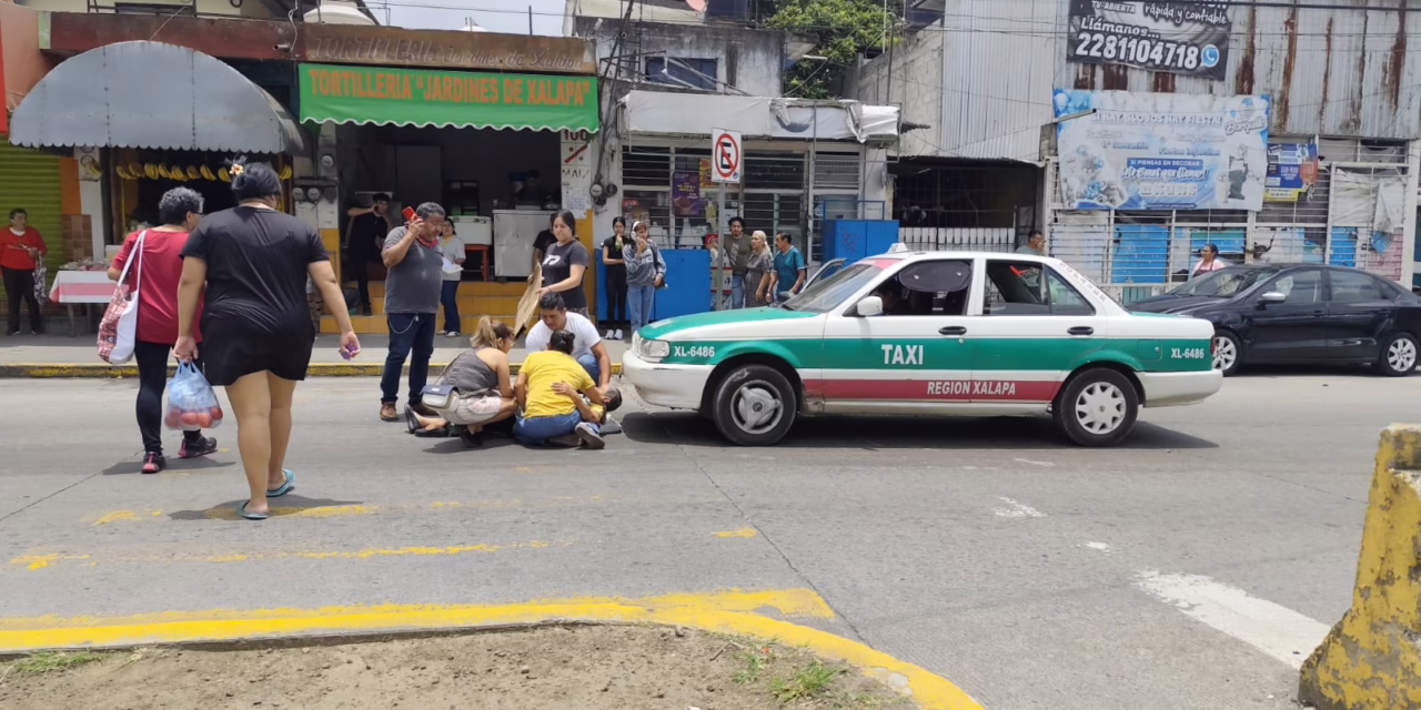 Dos mujeres lesionadas tras ser atropelladas por un taxi en la zona de Jardines de Xalapa