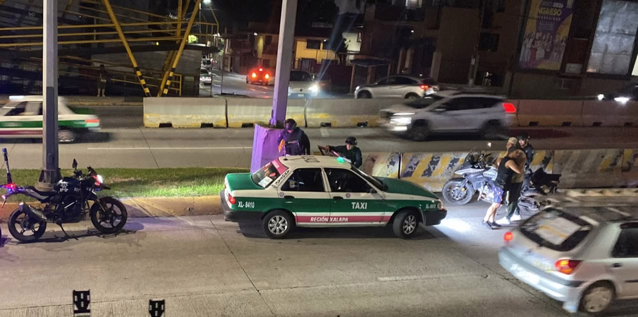 TAXISTA SUFRE DESCOMPENSACIÓN EN LA AVENIDA LÁZARO CÁRDENAS; FUE ATENDIDO A TIEMPO