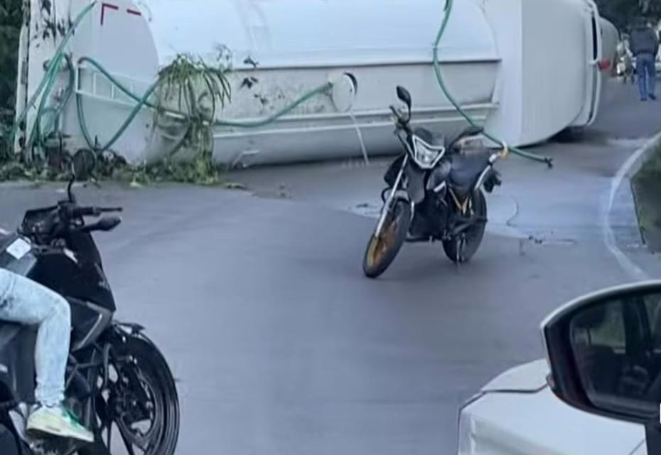 Cierre vial en la carretera Xalapa-Naolinco tras volcadura de una pipa a la altura de Jilotepec