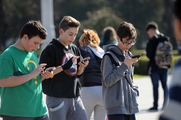 Avanza en Francia una reforma para prohibir el acceso de menores de 15 años a redes sociales