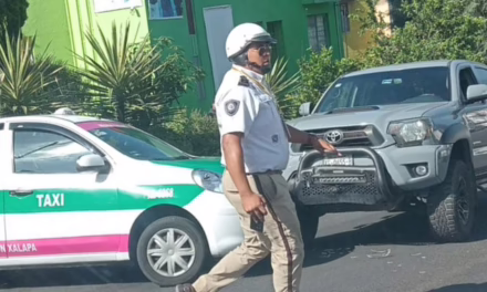 TAXI Y CAMIONETA INVOLUCRADOS EN ACCIDENTE EN REYES HEROLES
