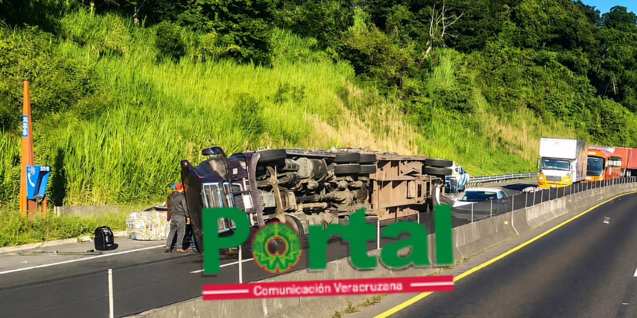 Volcadura de tráiler provoca bloqueo total en la autopista Perote-Xalapa