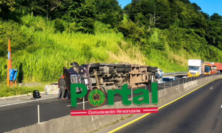 Volcadura de tráiler provoca bloqueo total en la autopista Perote-Xalapa