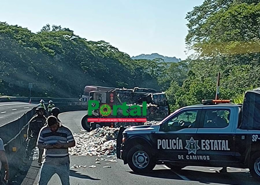 Accidente en la autopista Xalapa-Perote: muere conductor tras volcadura de tráiler