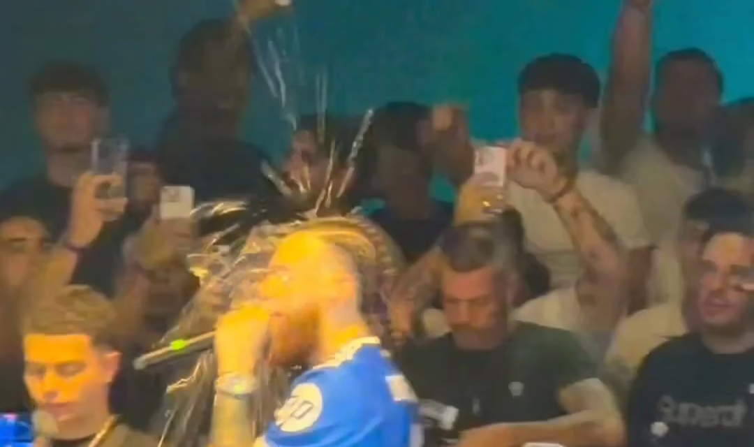 Video:Agreden al cantante internacional en un concierto en Mallorca:le lanza un vaso de cristal a la cabeza