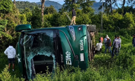 Video: 10 heridos deja volcadura de un autobús, sobre la carretera Uruapan-Paracho