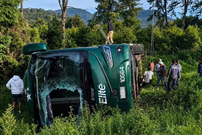 Video: 10 heridos deja volcadura de un autobús, sobre la carretera Uruapan-Paracho