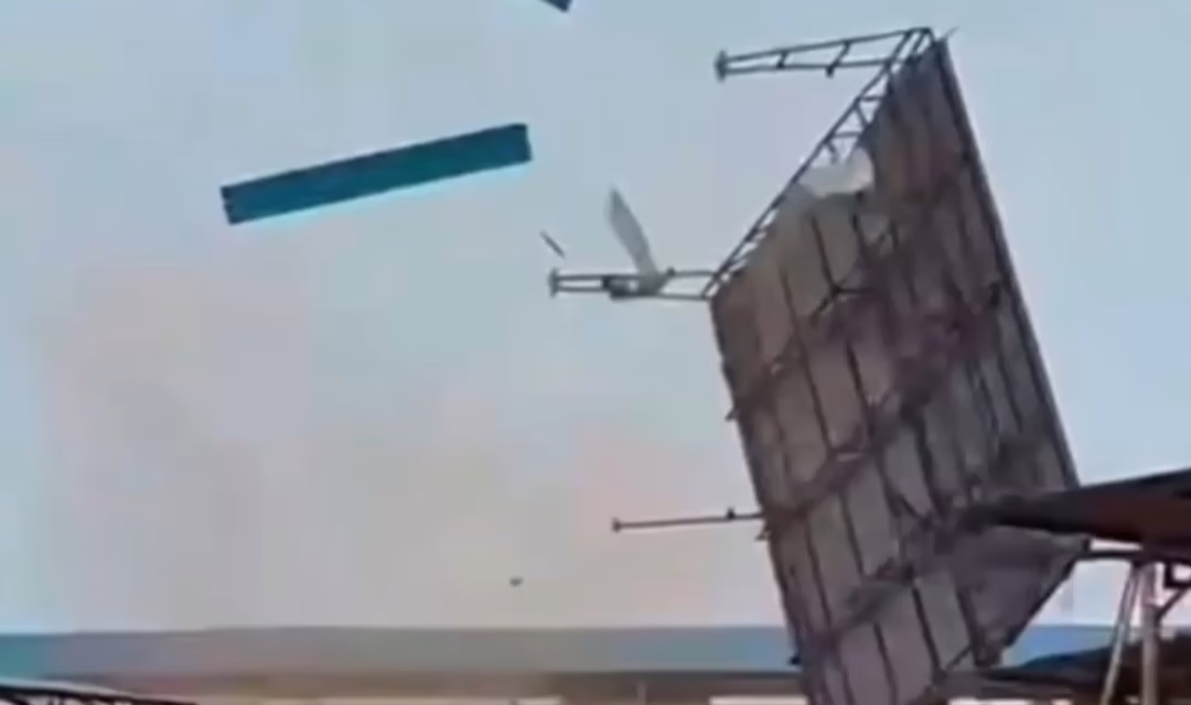 Video: Tornado levanta y desprendre estructuras metálicas en Indonesia