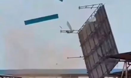 Video: Tornado levanta y desprendre estructuras metálicas en Indonesia