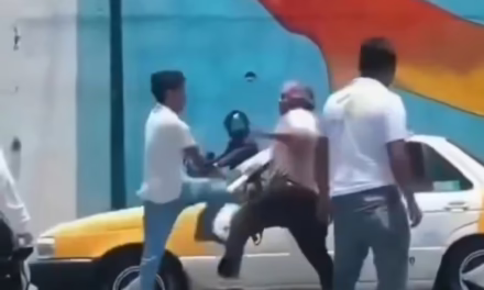 Video: Joven y taxistas deciden arrelar sus diferencias a golpes