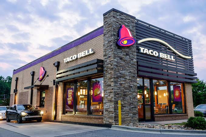 Demandan a Taco Bell por brote de ciclosporiasis ligado a lechuga en EU ciclosporiasis
