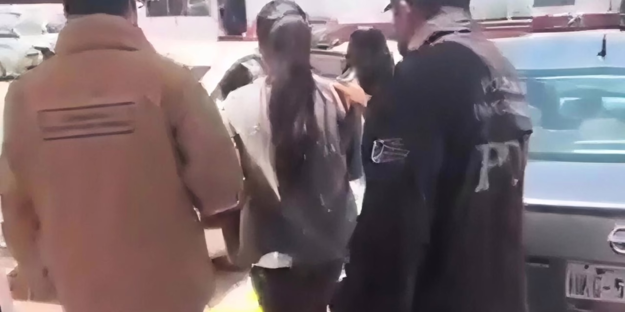 Detienen a mujer buscada por presunto robo de vehículo, los contactaba por Facebook en Iztapalapa