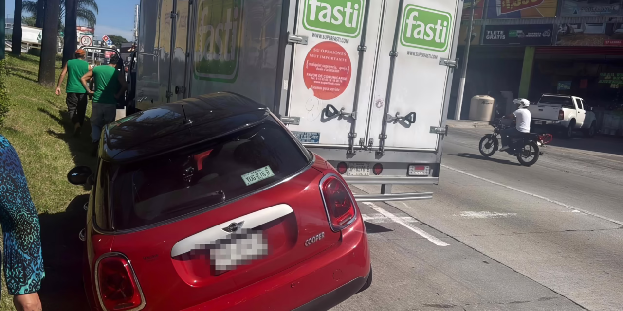 Se impacta Mini Cooper contra camioneta en la avenida Lázaro Cárdenas; conductora embarazada queda atrapada