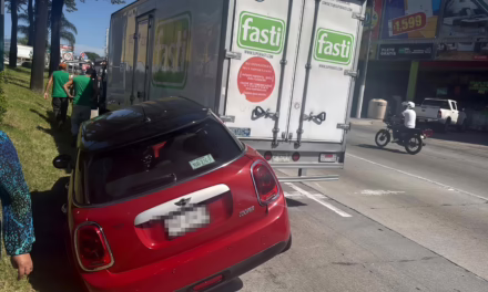 Se impacta Mini Cooper contra camioneta en la avenida Lázaro Cárdenas; conductora embarazada queda atrapada