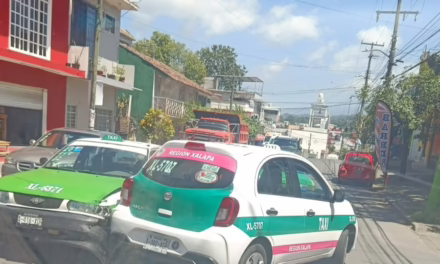 Choque entre dos taxis provoca en la colonia Revolución