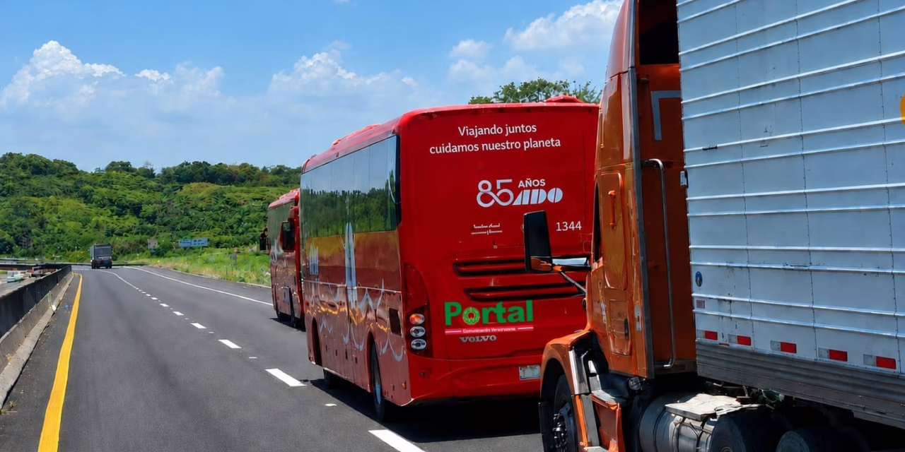 Choque entre tráiler y autobús ADO en la Xalapa-Veracruz