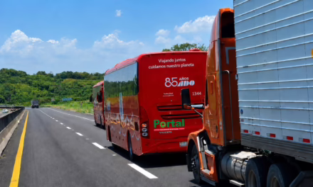 Choque entre tráiler y autobús ADO en la Xalapa-Veracruz